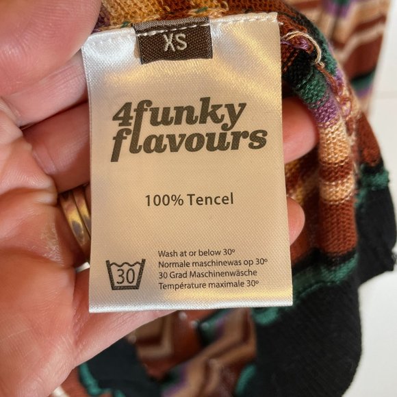 4Funky Flavours Contrast Chevron V-Neck Sweater - Picture 4 of 5